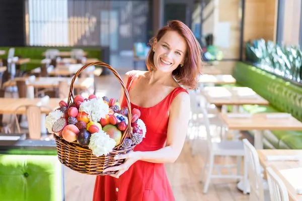Handpicked fresh fruits and flowers in the Luxe Fruit and Bloom Basket NYC.