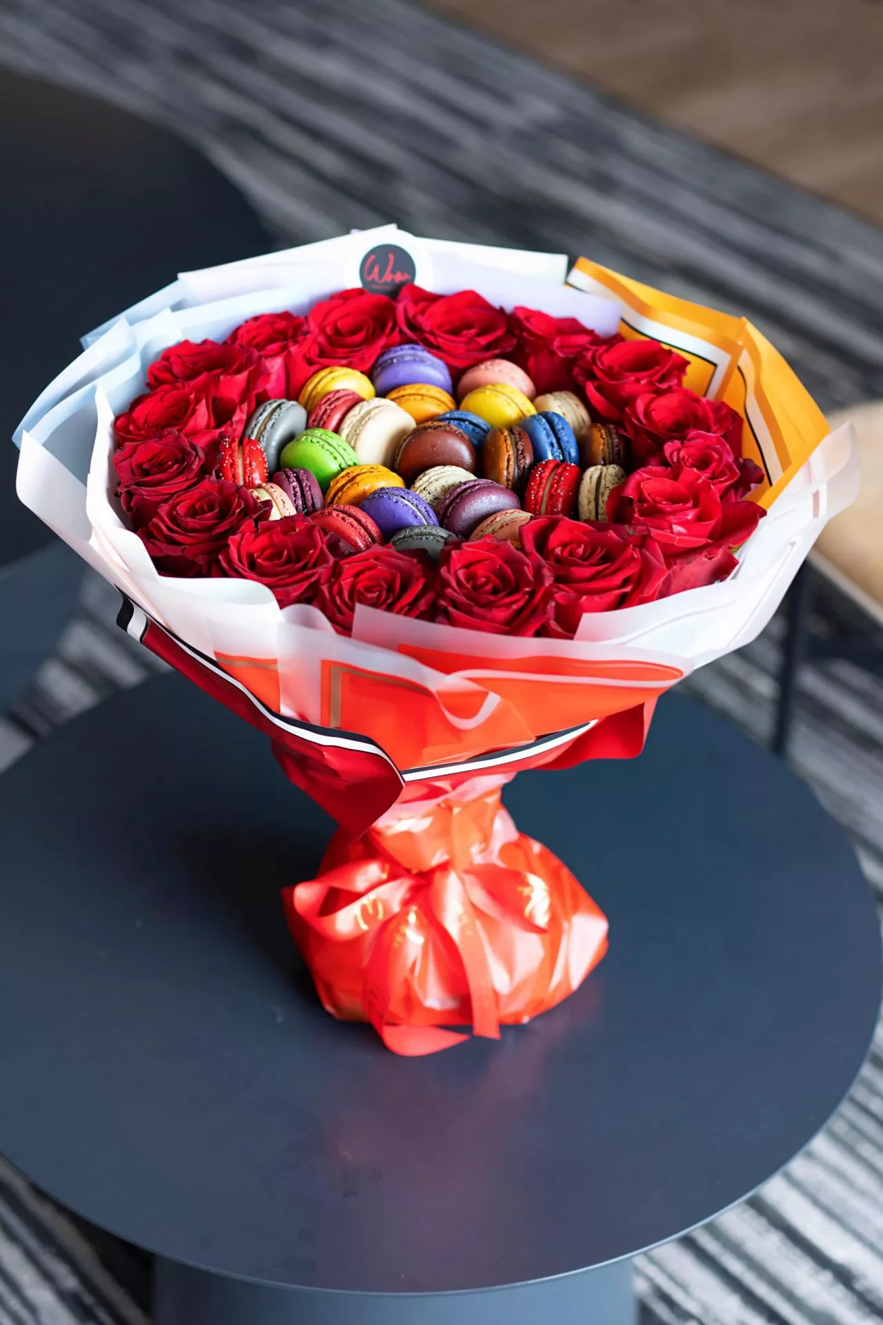 Perfect gift idea: bouquet with roses and handcrafted macarons.
