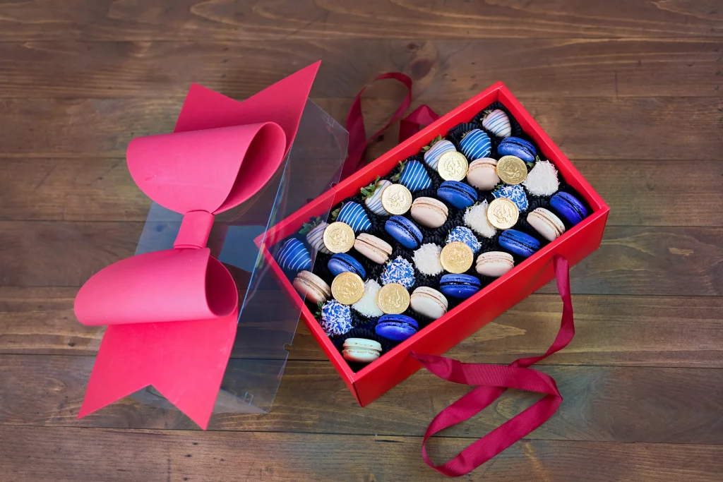 Hanukkah-themed chocolate-covered strawberries and macarons bouquet