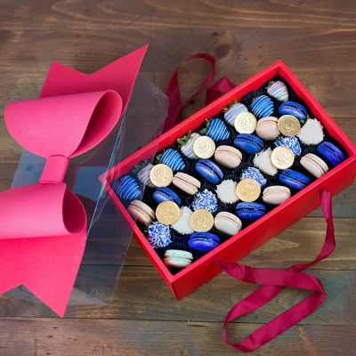 Hanukkah-themed chocolate-covered strawberries and macarons bouquet