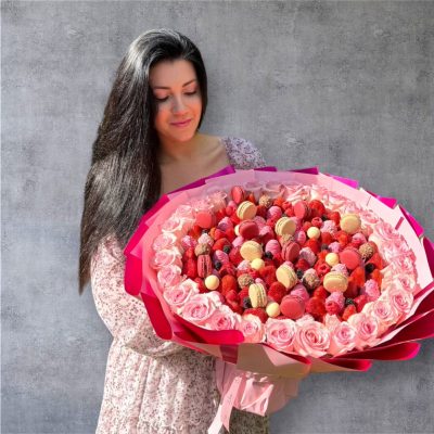 "XXL PINK" arrangement featuring pink roses amidst a sea of strawberries and macarons